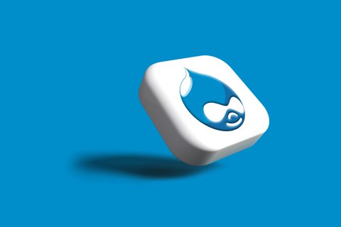 Logo Drupal 3D blanc avec goutte d'eau bleue, sur fond bleu vif.