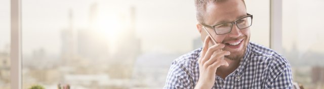 Homme souriant au téléphone