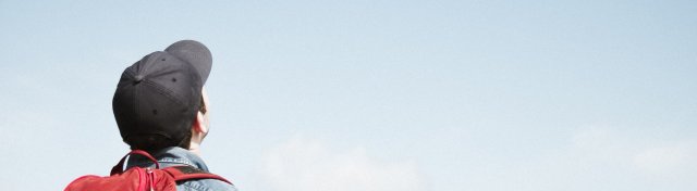 Vue en contre plongée d'un homme regardant vers le ciel