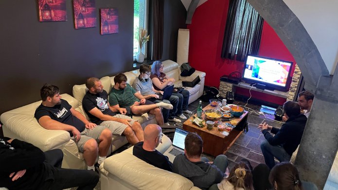 Photo de l'équipe webstanz dans un salon