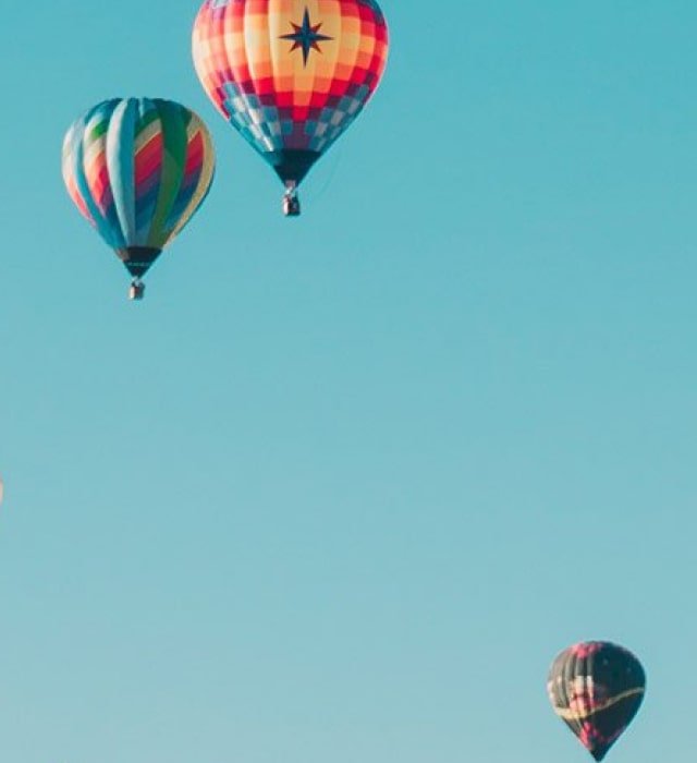 Ensemble de montgolfières dans un ciel bleu