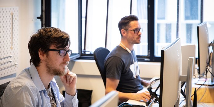 L'équipe qui travaille dans le bureau space invaders