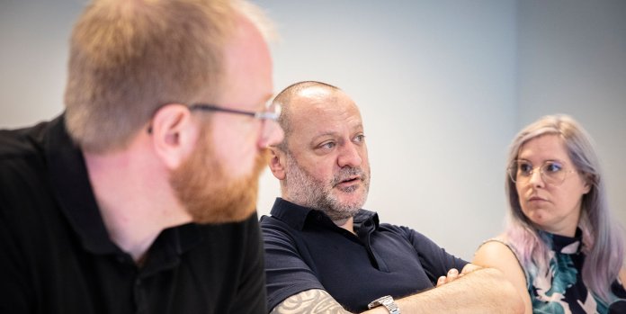L'équipe réfléchi aux aspects marketing d'un projet