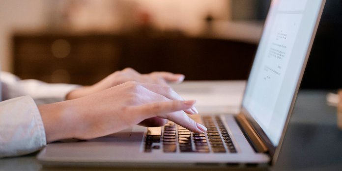 Quelqu'un tape sur son clavier