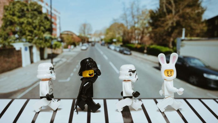 Personnages lego stars-wars traversant la route