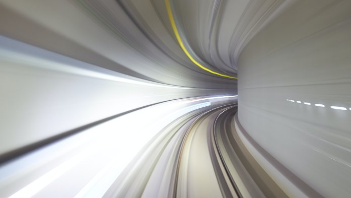Couloir de métro lumineux, lissé par la vitesse