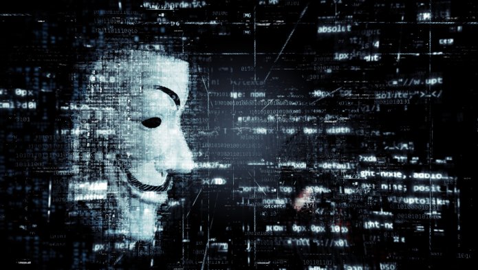 Masque Anonymous sur fond numérique sombre avec code binaire lumineux.