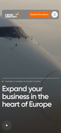 Avion en vol au-dessus des nuages, texte "Expand your business in the heart of Europe".