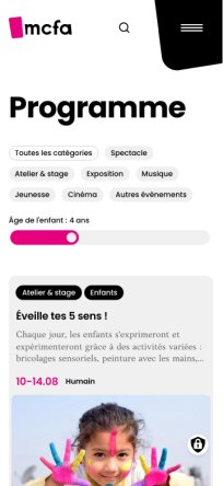 Enfant souriant avec de la peinture colorée sur les mains, programme MCFA.