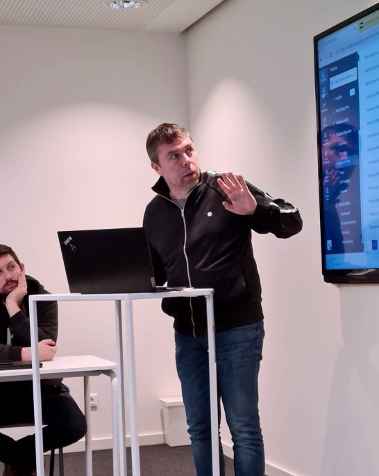 Eric fait une présentation sur des analyses de chiffres