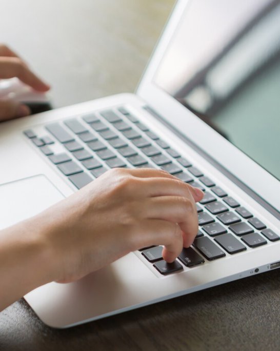 une personne écrivant un email