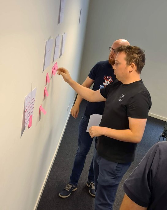 L'équipe colle des post-it sur le mur