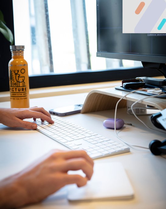 Un employé webstanz travaille sur son mac