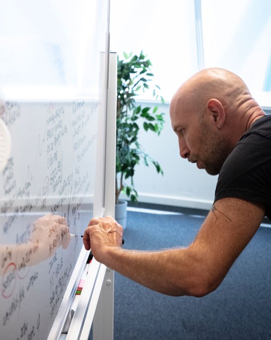 Nicolas qui écrit sur le tableau