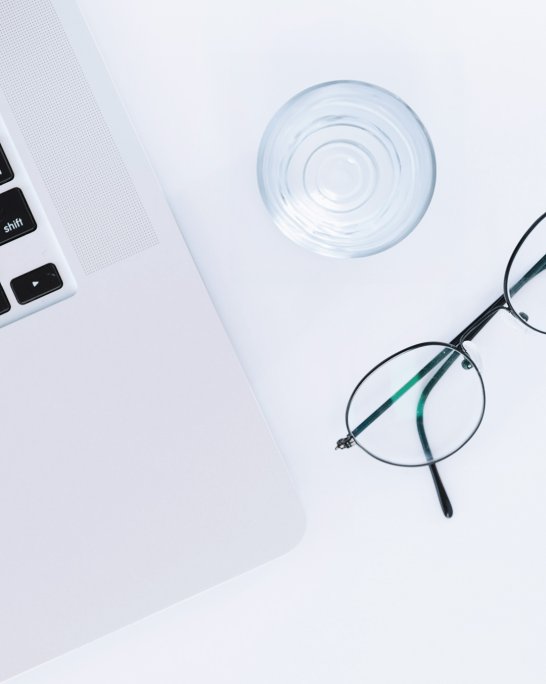 lunette de vue à côté d'un laptop 